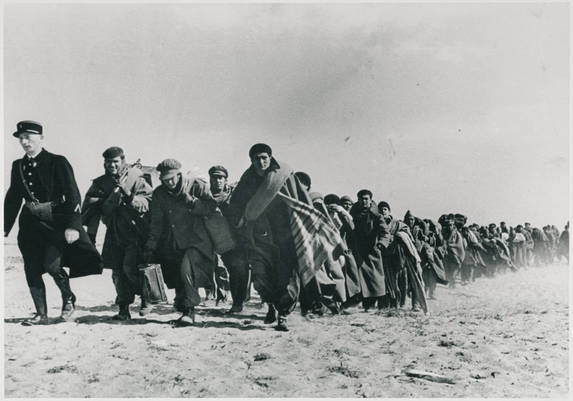Réfugiés espagnols pendant leur transfert au camp de Barcarès